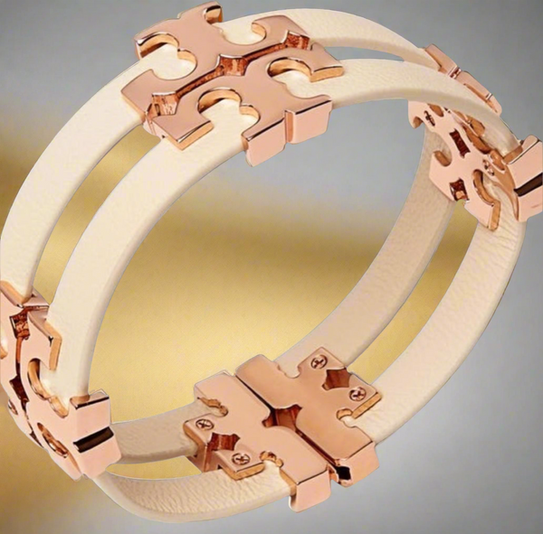 Auténtica pulsera Tory Burch Serif T de cuero apilado en arena/oro rosa