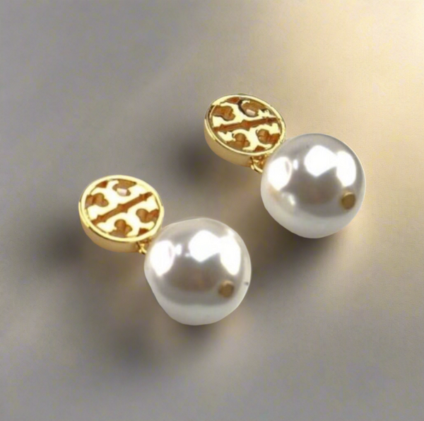 Pendientes colgantes de perlas con logotipo auténtico de Tory Burch