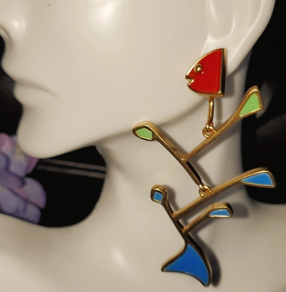 Auténticos pendientes colgantes de colores no coincidentes con espoleta de pez de Tory Burch