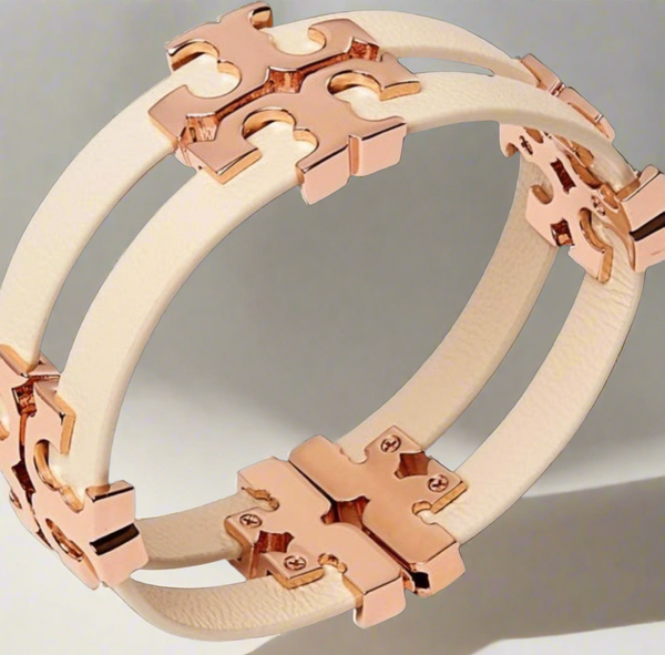 Auténtica pulsera Tory Burch Serif T de cuero apilado en arena/oro rosa