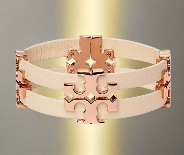 Auténtica pulsera Tory Burch Serif T de cuero apilado en arena/oro rosa