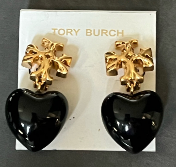 Auténticos pendientes colgantes con forma de corazón de resina y tono dorado Roxanne de Tory Burch en negro