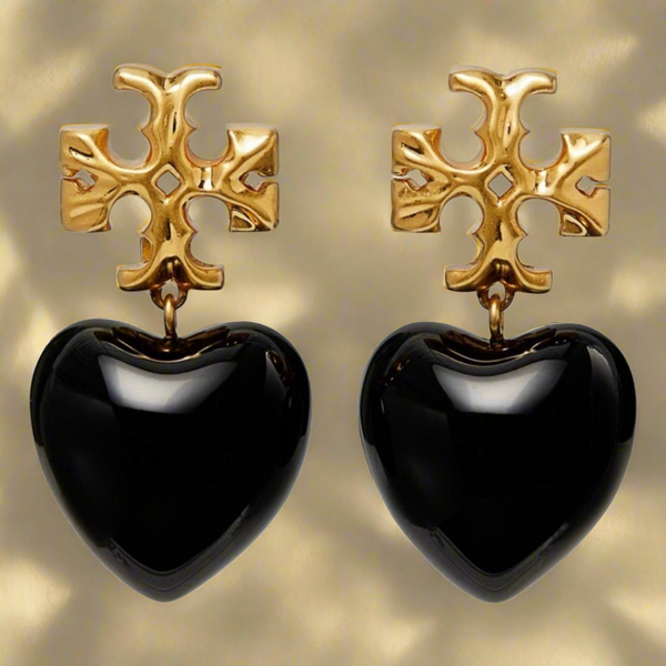 Auténticos pendientes colgantes con forma de corazón de resina y tono dorado Roxanne de Tory Burch en negro