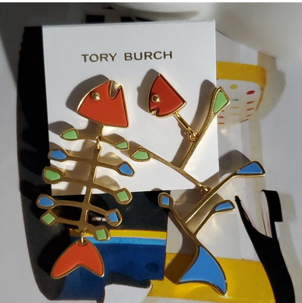 Auténticos pendientes colgantes de colores no coincidentes con espoleta de pez de Tory Burch