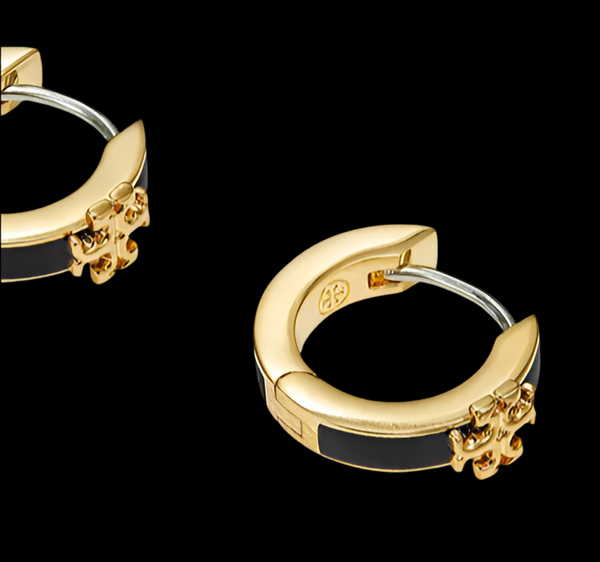 Auténticos pendientes de aro Tory Burch Kira Small Huggies en tono dorado y esmalte negro