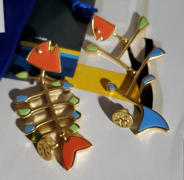 Auténticos pendientes colgantes de colores no coincidentes con espoleta de pez de Tory Burch