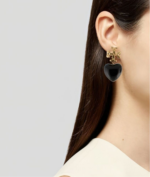 Auténticos pendientes colgantes con forma de corazón de resina y tono dorado Roxanne de Tory Burch en negro