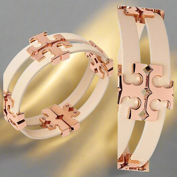 Auténtica pulsera Tory Burch Serif T de cuero apilado en arena/oro rosa