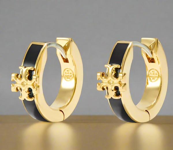 Auténticos pendientes de aro Tory Burch Kira Small Huggies en tono dorado y esmalte negro
