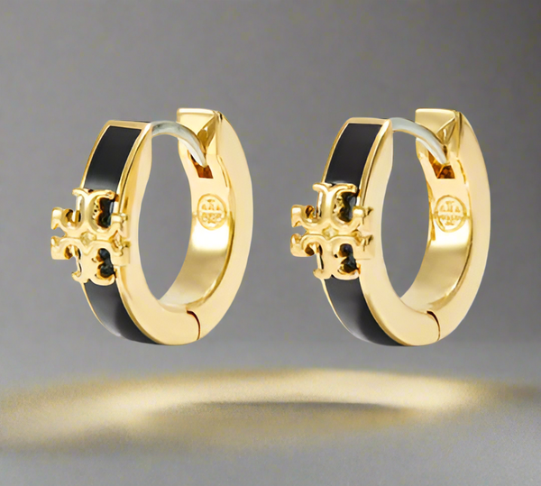 Auténticos pendientes de aro Tory Burch Kira Small Huggies en tono dorado y esmalte negro