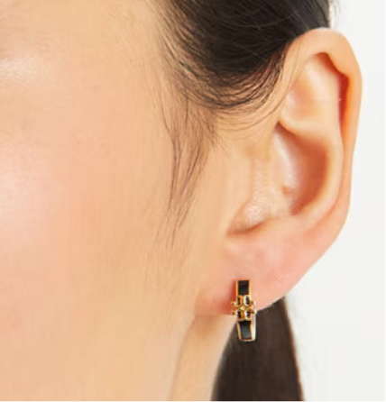 Auténticos pendientes de aro Tory Burch Kira Small Huggies en tono dorado y esmalte negro