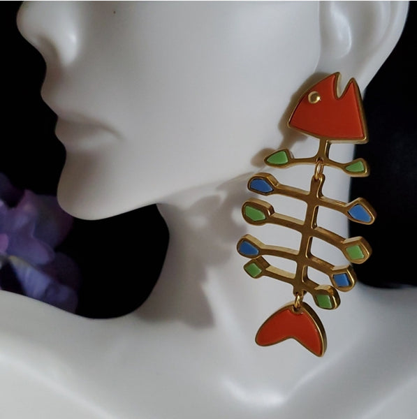 Auténticos pendientes colgantes de colores no coincidentes con espoleta de pez de Tory Burch