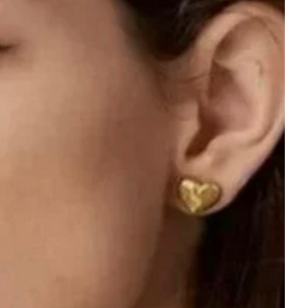 Auténticos aretes de corazón de oro vintage de Tory Burch