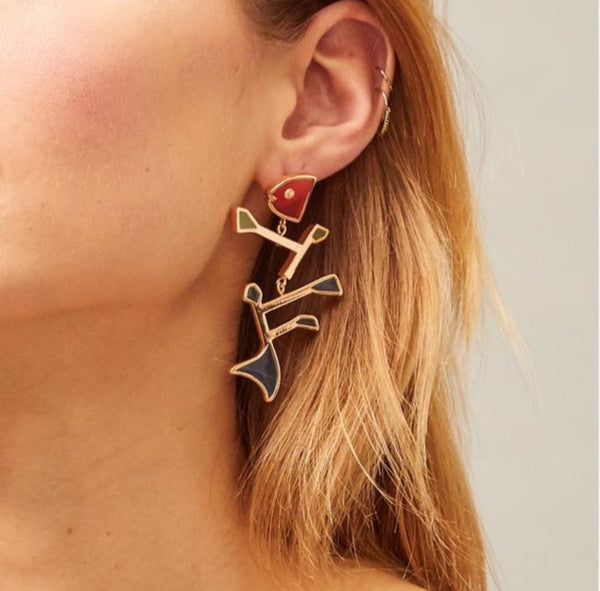 Auténticos pendientes colgantes de colores no coincidentes con espoleta de pez de Tory Burch