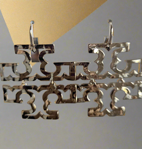 Tory Burch Britten Logo Hammered Drop Earrings In Shiny Gold