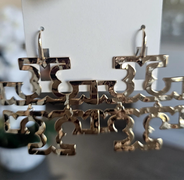 Tory Burch Britten Logo Hammered Drop Earrings In Shiny Gold